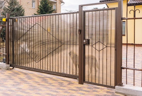 Купить ворота из профлиста с элементами ковки, с металлическими столбами в рамке или под дерево в Ногинске от 157995 руб